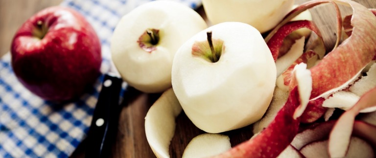 Apfelschale: Wenn für ein Rezept ein Apfel benötigt wird, dann werfen Sie die Schale nicht weg! Die Schale des Apfels enthält viele Nährstoffe und lässt sich noch zum Aromatisieren von Sangria oder Punsch verwenden. Weitere Möglichkeiten: selbst gemachte Apfelschalen-Chips oder Apfeltee (dazu die Schalen trocknen).