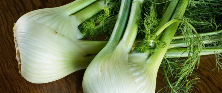 Fenchel-Stängel: Leider wird auch vom Fenchel oftmals viel zu viel weggeschnitten. Dabei hat der Strunk ein noch intensiveres Aroma. Auch das zarte Grün kann man als Fenchel-Gewürz gut in verschiedenen Rezepten verwenden.