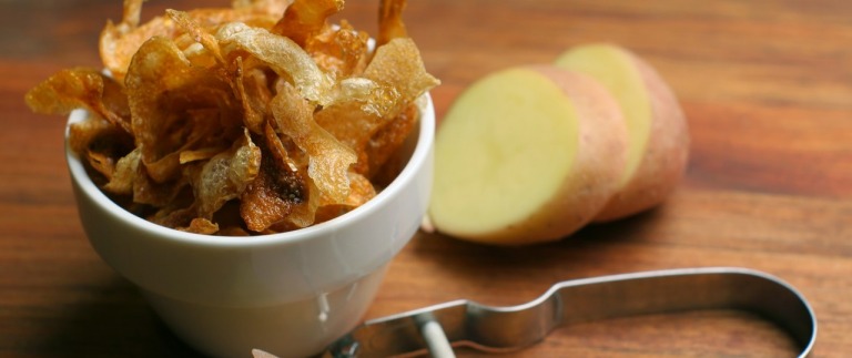 Kartoffel-Schalen: Die gute alte Kartoffel lässt sich vollständig verwerten. Das wussten schon unsere Großmütter. Kartoffelschalen eignen sich wunderbar, um daraus einen gesunden Ersatz für Kartoffelchips im Backofen zu backen. Wichtig: Keine grünen Schalen oder keimende Schalen verwenden, da hier die Konzentration von Solanin, ein natürlicher Giftstoff, höher ist.