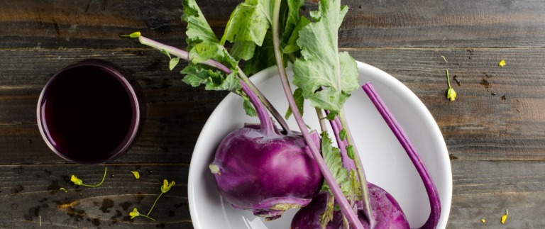 Kohlrabi-Blätter: Genauso wie das Karottengrün, müssen die Blätter des Kohlrabis nicht im Bio-Abfall landen. Denn hierin stecken fast doppelt so viele Vitamine wie in der Knolle. Die frischen Blätter eignen sich gut als aromatisches Gewürz im Salat oder in einer Suppe. Gedünstet kann man die Blätter wie Blattspinat zubereiten.