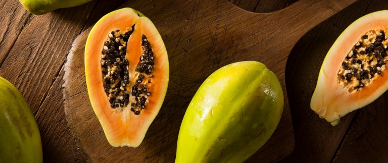 Papaya-Kerne: Die kleinen schwarzen Kugeln der Papaya sind wahrlich gesund. Das enthaltene Papain, ein Enzym, stärkt unser Immunsystem und hilft dem Körper, Eiweiß zu verdauen und Fett zu verbrennen. Daher sollten Papaya-Kerne nicht im Müll landen, sondern z. B. zu einem milden Pfeffer-Ersatz verarbeitet werden. Die Kerne dazu waschen, trocknen und danach wie ganz normale Pfefferkörner mahlen.